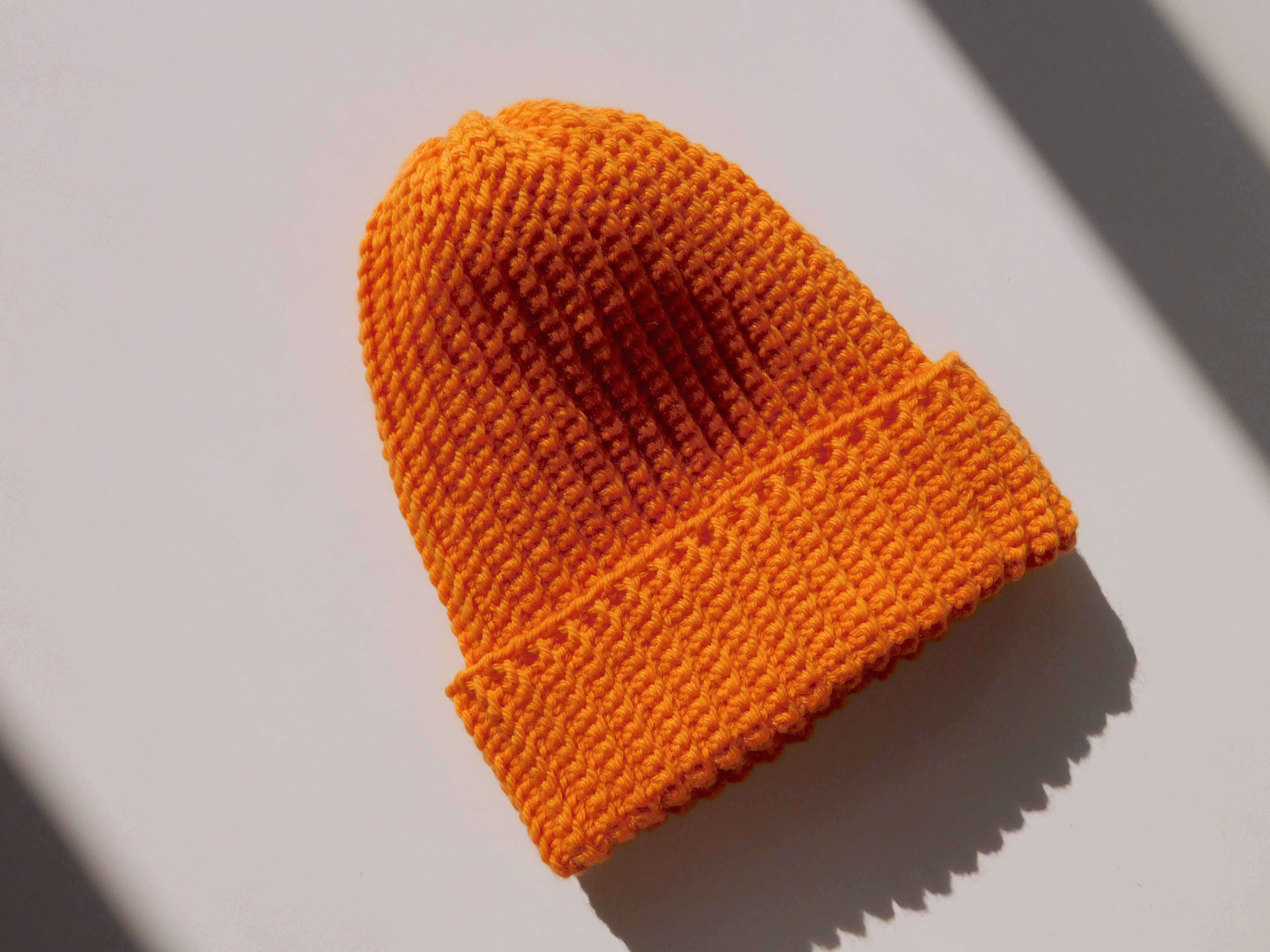 Caldo cappello arancione fatto a mano all'uncinetto in lana merino, made in Italy 