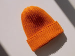Carica l&#39;immagine nel visualizzatore di Gallery, Caldo cappello arancione fatto a mano all&#39;uncinetto in lana merino, made in Italy 
