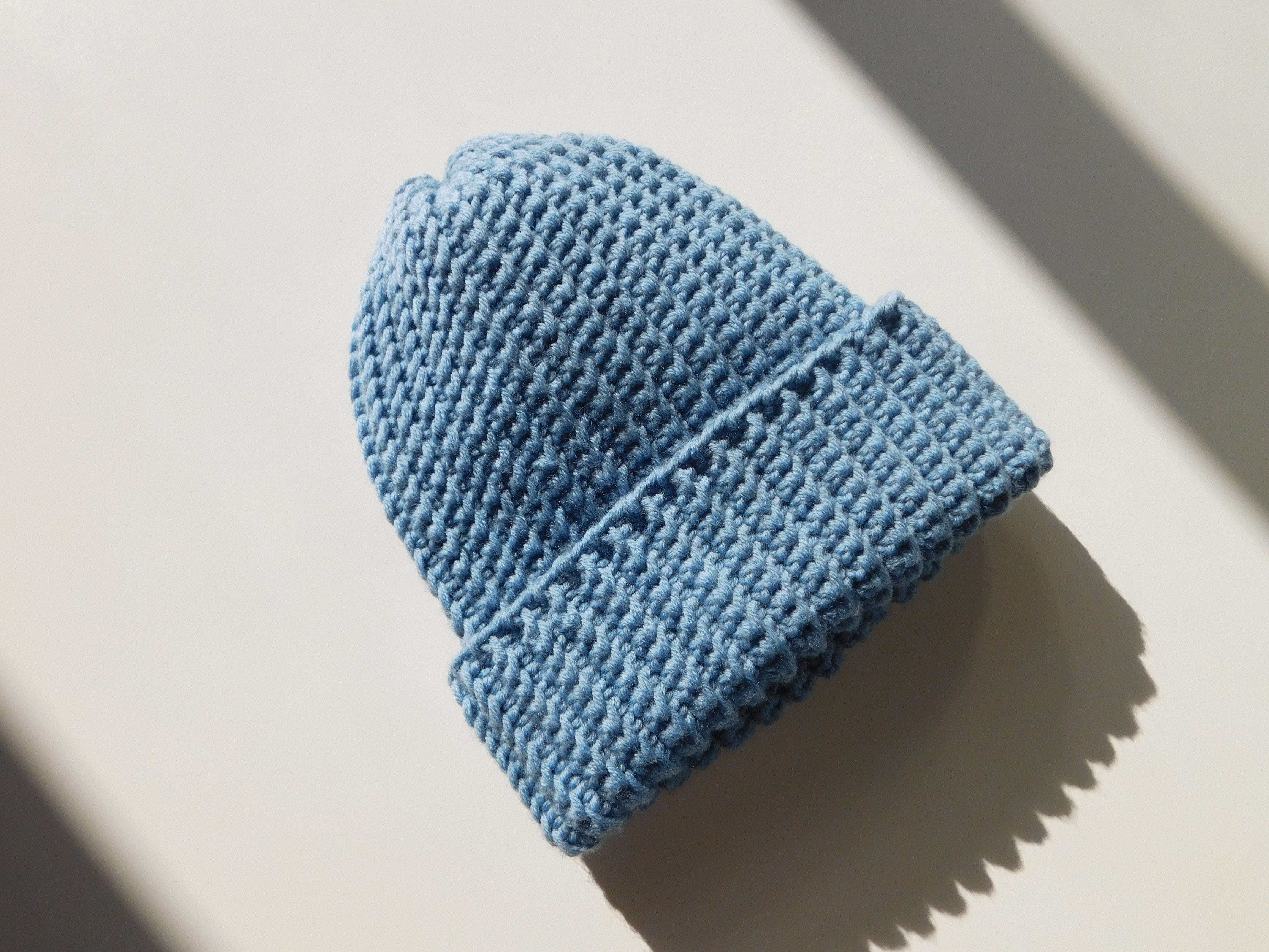 Caldo cappello azzurro fatto a mano all'uncinetto in lana merino, made in Italy 