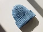 Carica l&#39;immagine nel visualizzatore di Gallery, Caldo cappello azzurro fatto a mano all&#39;uncinetto in lana merino, made in Italy 

