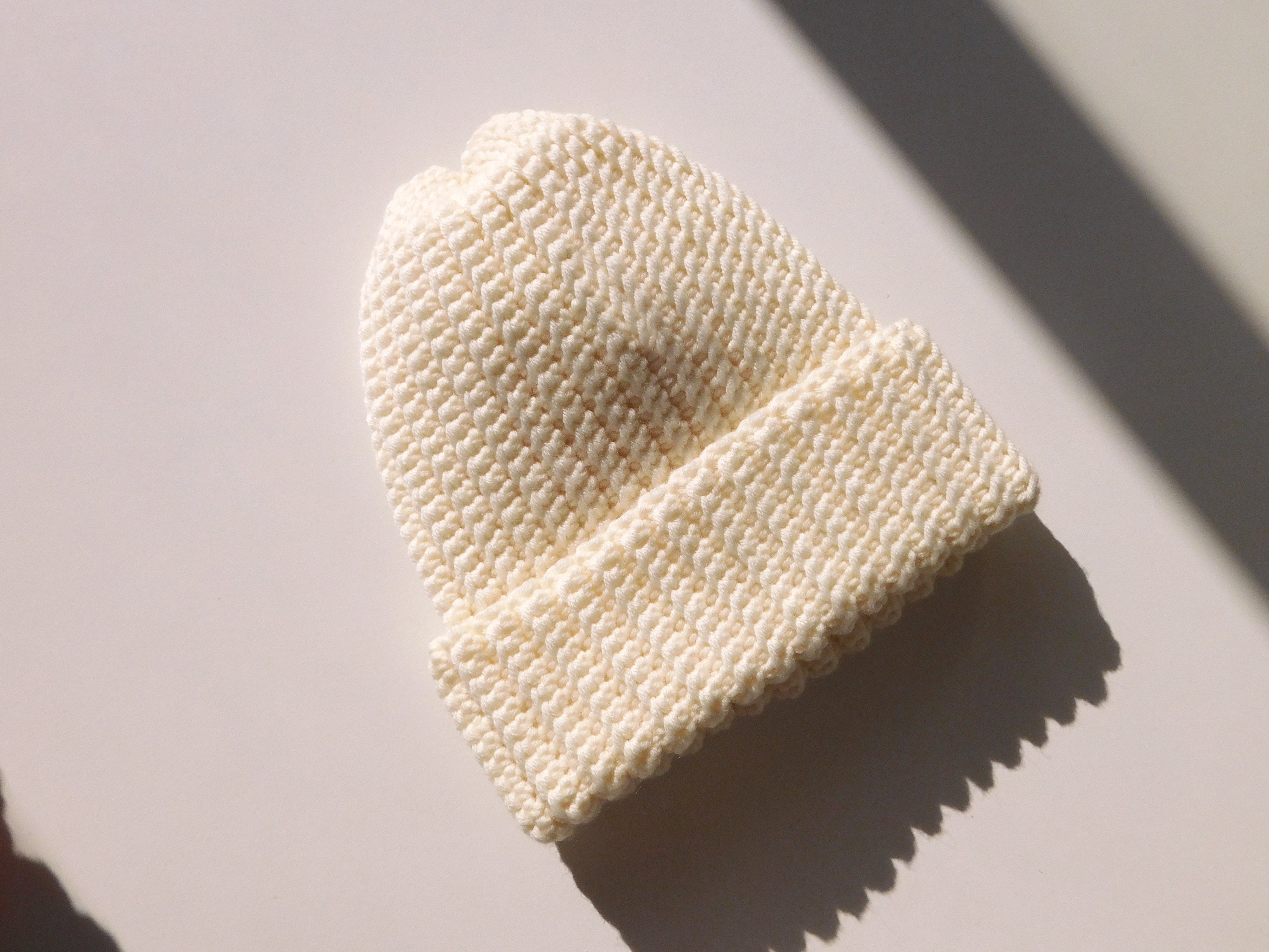 Caldo cappello bianco panna fatto a mano all'uncinetto in lana merino, made in Italy 