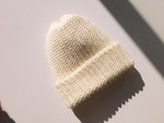 Carica l&#39;immagine nel visualizzatore di Gallery, Caldo cappello bianco panna fatto a mano all&#39;uncinetto in lana merino, made in Italy 
