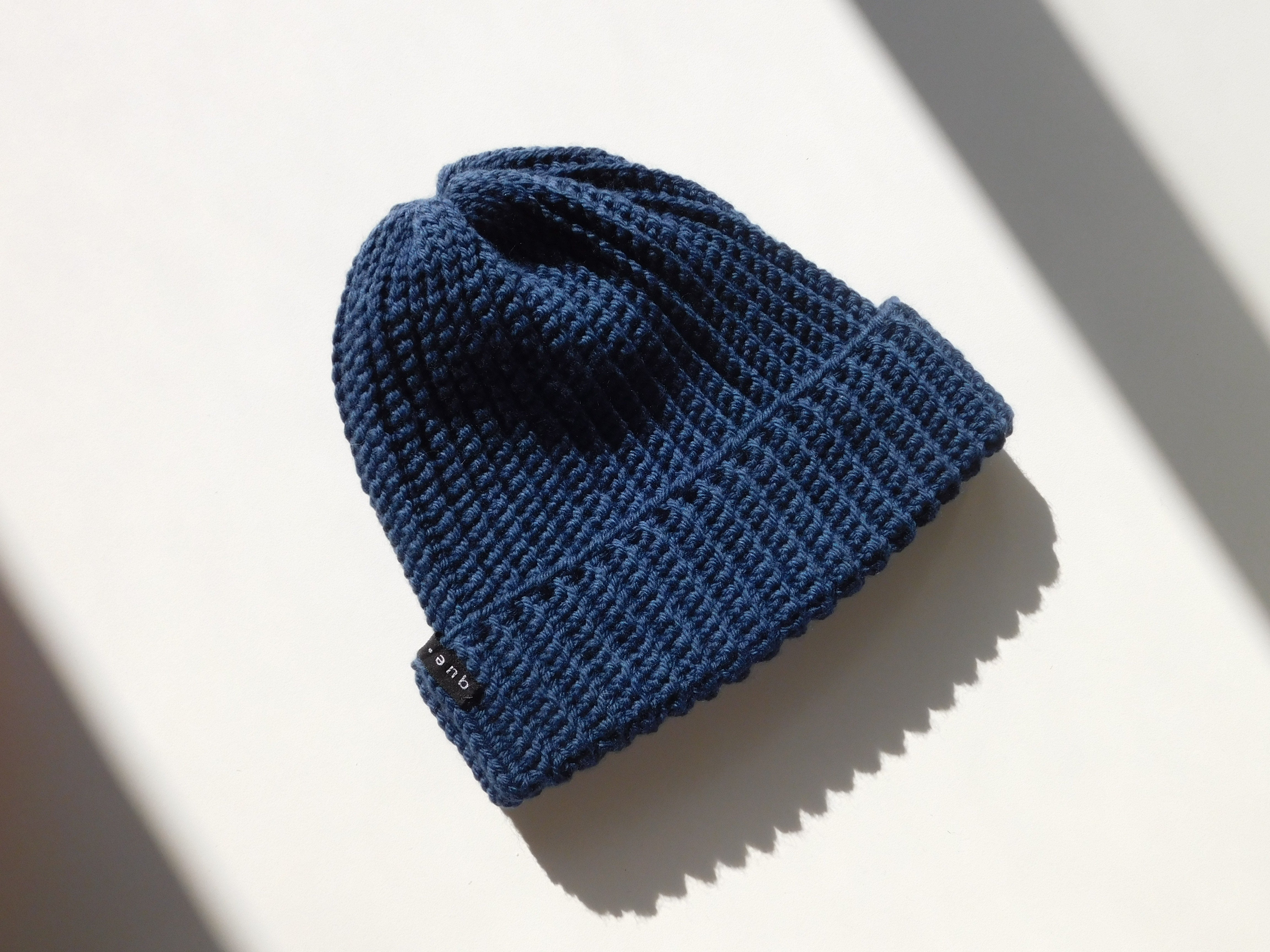 Caldo cappello blu scuro fatto a mano all'uncinetto in lana merino, made in Italy 