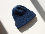Carica l&#39;immagine nel visualizzatore di Gallery, Caldo cappello blu scuro fatto a mano all&#39;uncinetto in lana merino, made in Italy 
