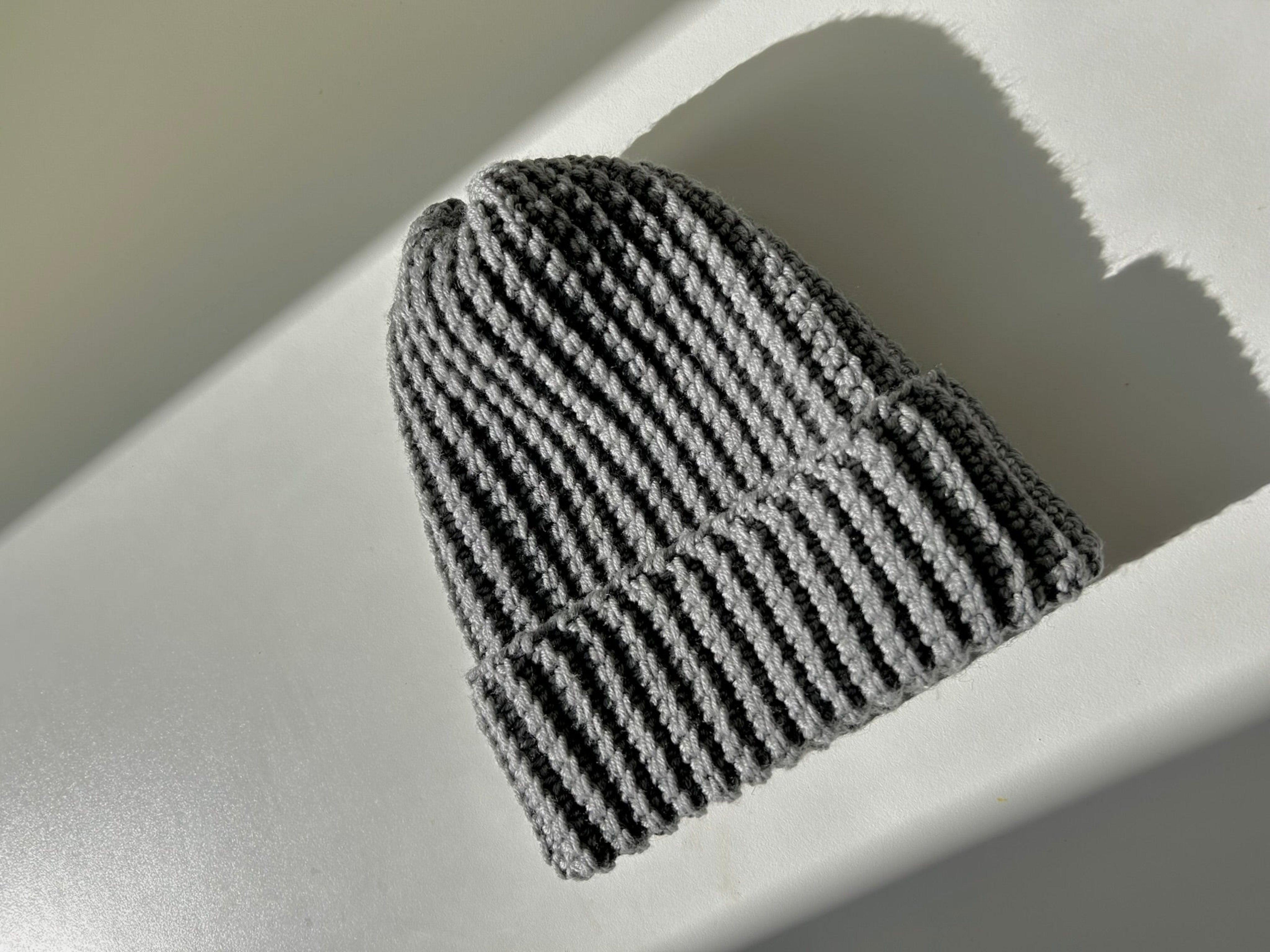 Caldo cappello grigio chiaro fatto a mano all'uncinetto in lana merino, made in Italy 