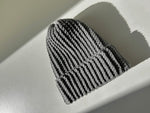 Carica l&#39;immagine nel visualizzatore di Gallery, Caldo cappello grigio chiaro fatto a mano all&#39;uncinetto in lana merino, made in Italy 
