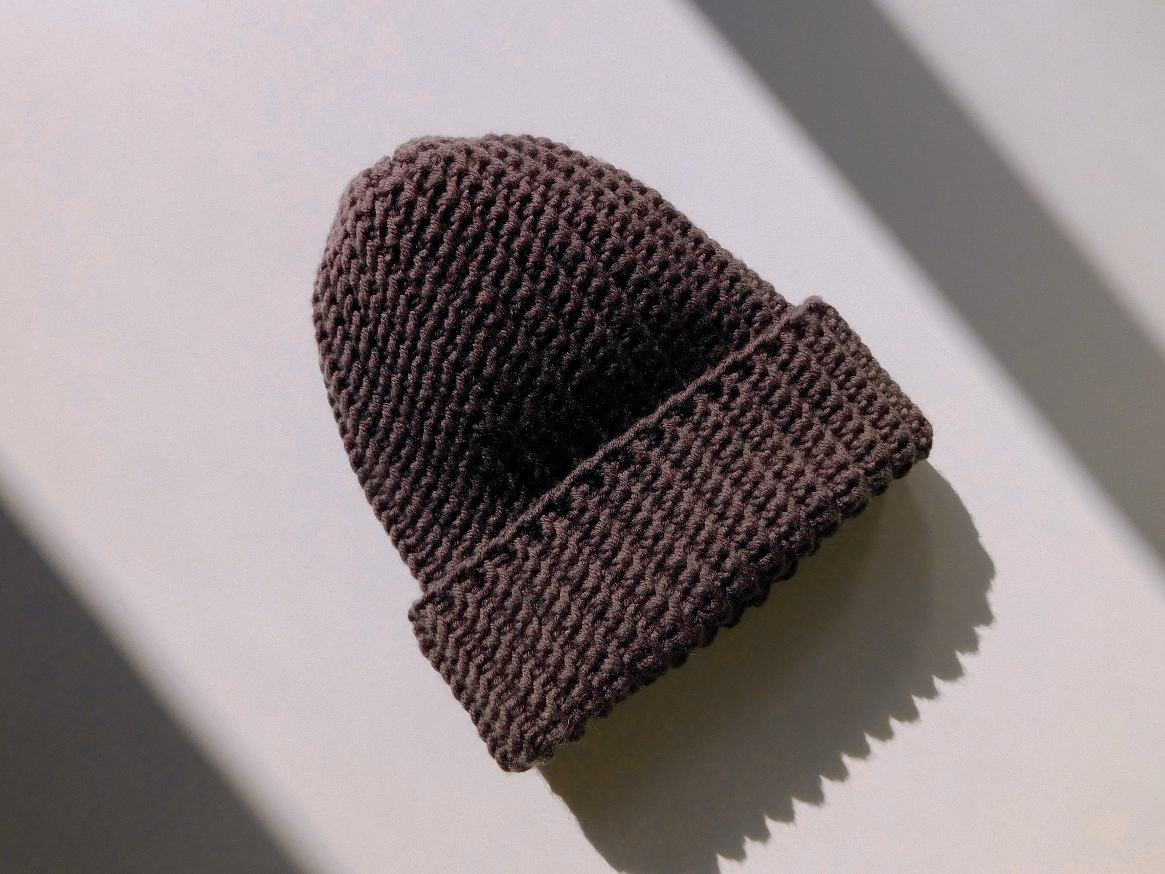 Caldo cappello marrone fatto a mano all'uncinetto in lana merino, made in Italy 
