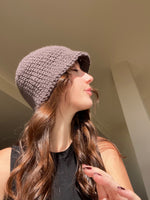 Carica l&#39;immagine nel visualizzatore di Gallery, Cloche marrone in lana all&#39;uncinetto di que lo que 
