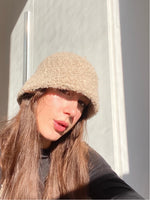 Carica l&#39;immagine nel visualizzatore di Gallery, Cloche boucle beige con lana d&#39;alpaca all&#39;uncinetto di que lo que 
