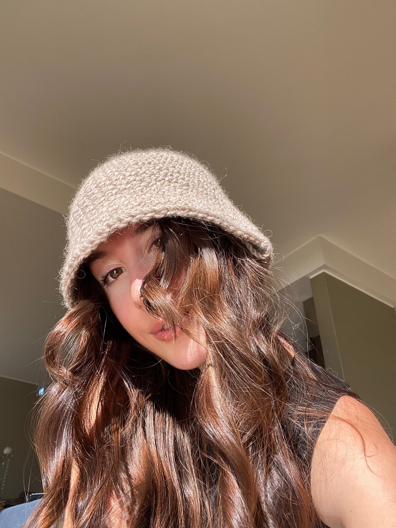 Cloche beige in lana all'uncinetto di que lo que 