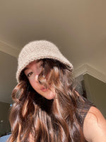 Carica l&#39;immagine nel visualizzatore di Gallery, Cloche beige in lana all&#39;uncinetto di que lo que 
