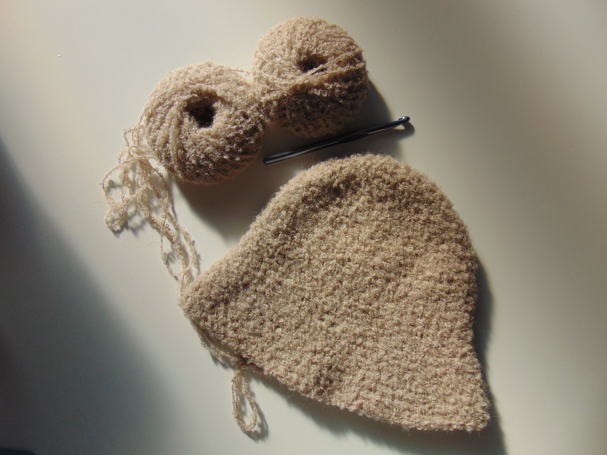 Cloche boucle beige con lana d'alpaca all'uncinetto di que lo que 