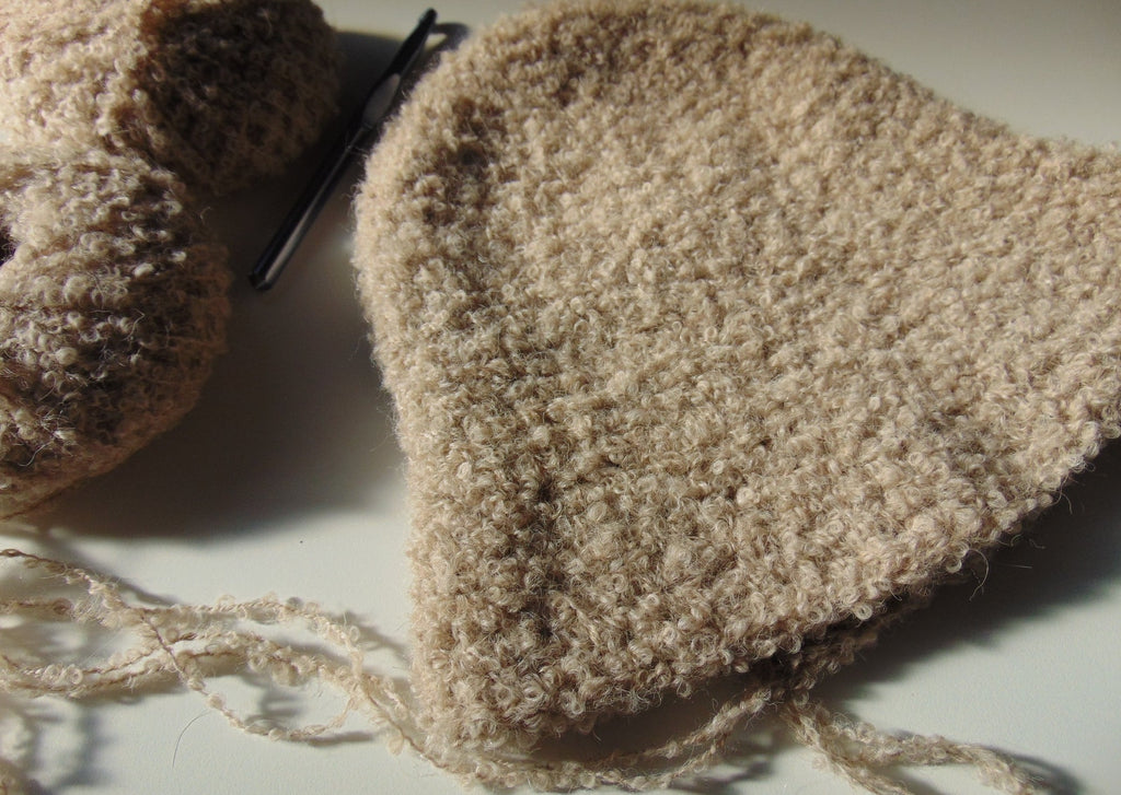 Cloche boucle beige con lana d'alpaca all'uncinetto di que lo que 